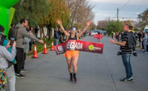 377931066_679300440894473_975153685522953564_n-300x185 Enzo Fernández, profeta en su tierra: ganador de la Maratón Ciudad de Colón
