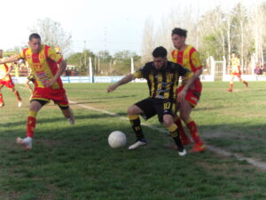 102_8402-300x225 Tuvo situaciones y emociones, pero le faltaron goles: paridad entre el "Rojo" y la "Academia"