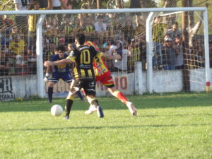 102_8406-300x225 Tuvo situaciones y emociones, pero le faltaron goles: paridad entre el "Rojo" y la "Academia"