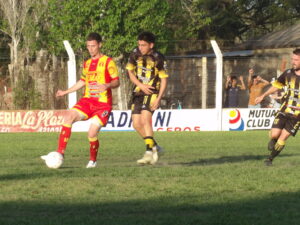 102_8408-300x225 Tuvo situaciones y emociones, pero le faltaron goles: paridad entre el "Rojo" y la "Academia"