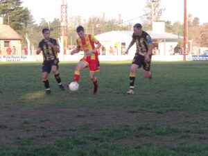 102_8410-300x225 Tuvo situaciones y emociones, pero le faltaron goles: paridad entre el "Rojo" y la "Academia"