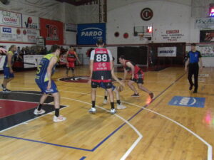 102_8543-300x225 La revancha "en dos canchas" fue para "Los Buitres": el miércoles habrá tercero en Gimnasia