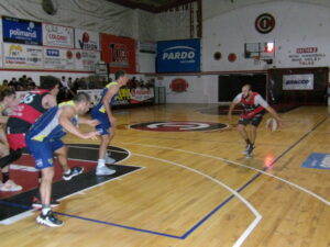 102_8546-300x225 La revancha "en dos canchas" fue para "Los Buitres": el miércoles habrá tercero en Gimnasia