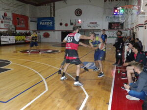 102_8548-300x225 La revancha "en dos canchas" fue para "Los Buitres": el miércoles habrá tercero en Gimnasia