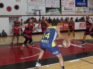 102_8549-300x225 La revancha "en dos canchas" fue para "Los Buitres": el miércoles habrá tercero en Gimnasia