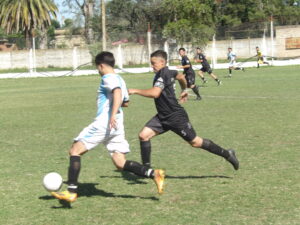 102_8722-300x225 "Los Tigres" rugieron fuerte y vencieron a Barracas; el líder Porteño igualó con 9 de Julio