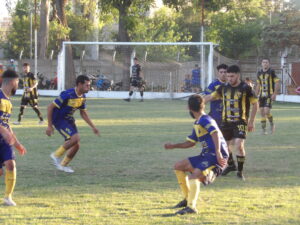102_8854-300x225 Gran reacción de Racing para vencer a El Fortín y ser el primer finalista del Torneo Local