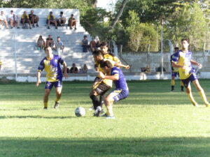 102_8992-300x225 A El Fortín se le escapó en el descuento y perdió Porteño: se la juegan en la última fecha