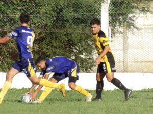 102_8993-300x225 A El Fortín se le escapó en el descuento y perdió Porteño: se la juegan en la última fecha