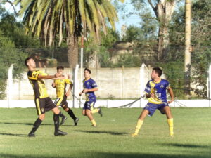 102_8997-300x225 A El Fortín se le escapó en el descuento y perdió Porteño: se la juegan en la última fecha