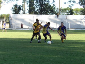102_8998-300x225 A El Fortín se le escapó en el descuento y perdió Porteño: se la juegan en la última fecha