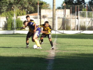 102_9001-300x225 A El Fortín se le escapó en el descuento y perdió Porteño: se la juegan en la última fecha