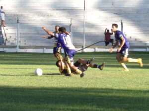 102_9004-300x225 A El Fortín se le escapó en el descuento y perdió Porteño: se la juegan en la última fecha