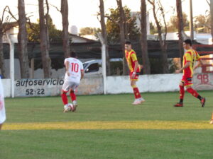 102_9079-300x225 Barracas revirtió la historia y volvió a ganarle a Huracán de Chivilcoy: a Octavos de Final