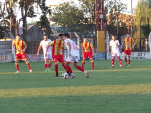 102_9082-300x225 Barracas revirtió la historia y volvió a ganarle a Huracán de Chivilcoy: a Octavos de Final