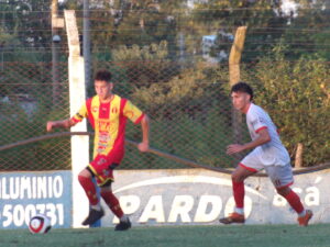 102_9085-300x225 Barracas revirtió la historia y volvió a ganarle a Huracán de Chivilcoy: a Octavos de Final
