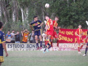 102_9315-300x225 Barracas sigue invicto y dio un gran paso como local ante Independencia