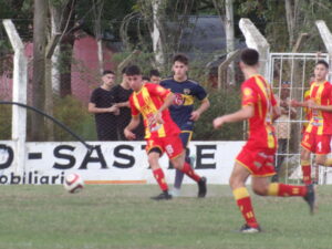 102_9316-300x225 Barracas sigue invicto y dio un gran paso como local ante Independencia