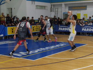 102_9621-300x225 Derby teñido de amarillo y celeste: Alianza mostró superioridad y venció a Círculo Italiano