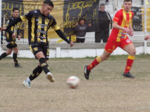 102_9707-300x225 Barracas vapuleó a Racing y festejó en el clásico: 5 a 0 en la Plaza Mitre