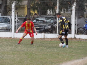 102_9708-300x225 Barracas vapuleó a Racing y festejó en el clásico: 5 a 0 en la Plaza Mitre