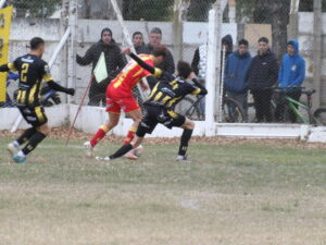 102_9713-300x225 Barracas vapuleó a Racing y festejó en el clásico: 5 a 0 en la Plaza Mitre