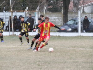 102_9717-300x225 Barracas vapuleó a Racing y festejó en el clásico: 5 a 0 en la Plaza Mitre