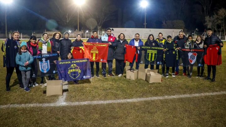 Fútbol Femenino: entrega de indumentaria deportiva y octava fecha en la Mitre