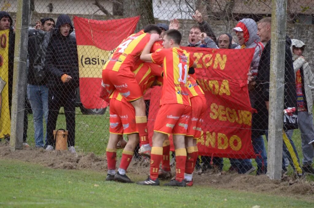 441513442_1006549631280585_4020131703245594559_n-1024x678 Empate entre San Carlos y Barracas en la ida; la historia tendrá revancha en Colón