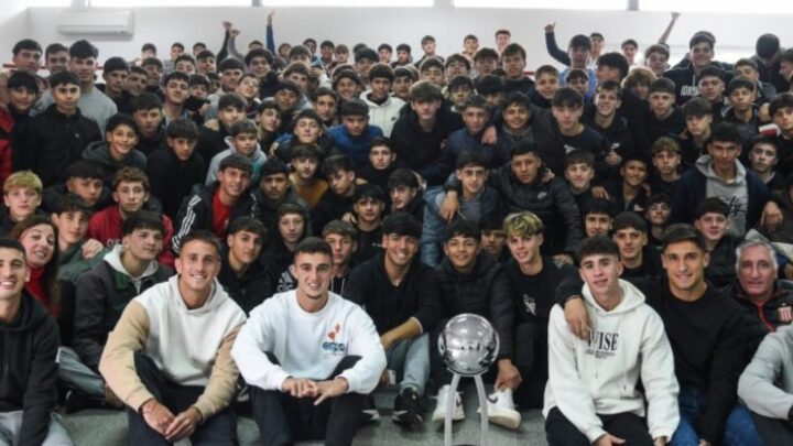 Santiago Flores regresó a la escuela de Estudiantes de La Plata como campeón