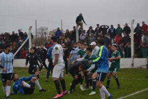 b65ff472-c5f9-429d-aa9f-3c615d680a9b-1-300x200 Batalla campal en cancha de Argentino de Rojas y revancha de la Final del 3 Ligas suspendida