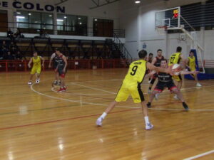 103_0148-300x225 Círculo Italiano arremetió pero no le alcanzó: Comunicaciones lo ganó en la Villa Deportiva