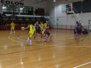 103_0149-300x225 Círculo Italiano arremetió pero no le alcanzó: Comunicaciones lo ganó en la Villa Deportiva