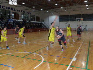 103_0153-300x225 Círculo Italiano arremetió pero no le alcanzó: Comunicaciones lo ganó en la Villa Deportiva