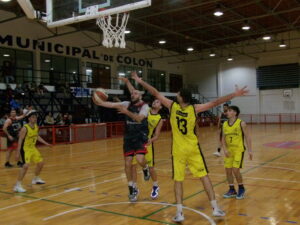 103_0156-300x225 Círculo Italiano arremetió pero no le alcanzó: Comunicaciones lo ganó en la Villa Deportiva