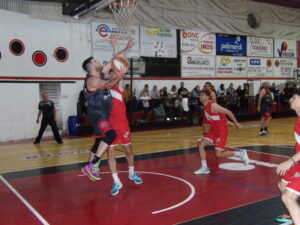 103_0517-300x225 Derrota de "Los Buitres" en las dos despedidas: de la temporada 2024 y la de "Juani" Gastambide