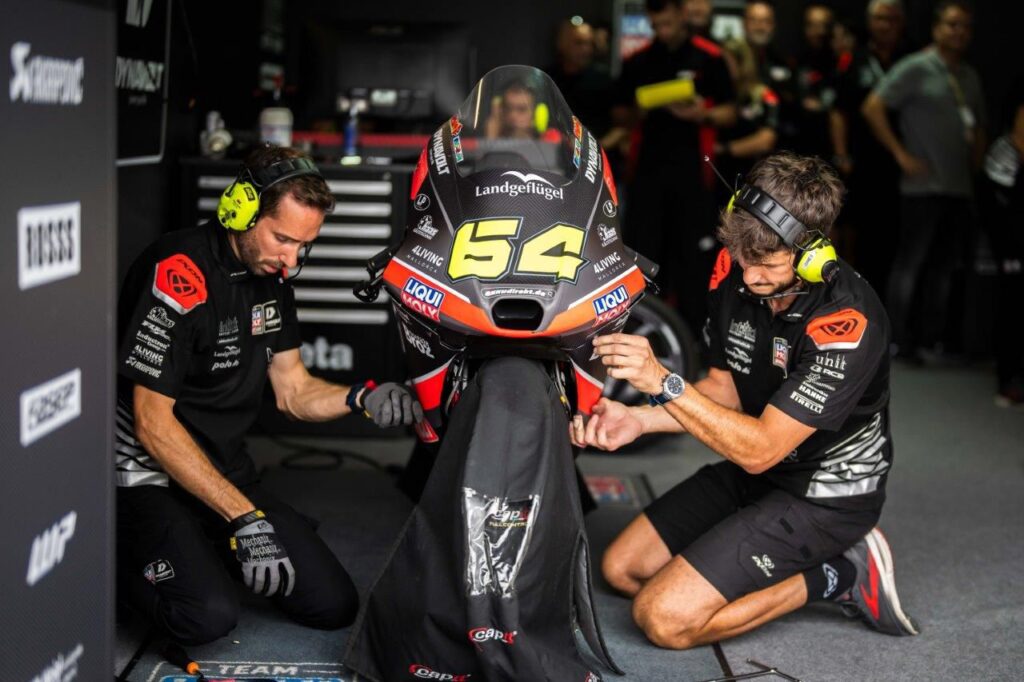 1adb3550-6c91-4957-9a6e-5120845c9ac0-1024x682 Ginés Santiago, un colonense en MotoGP: mecánico del equipo alemán IntactGP